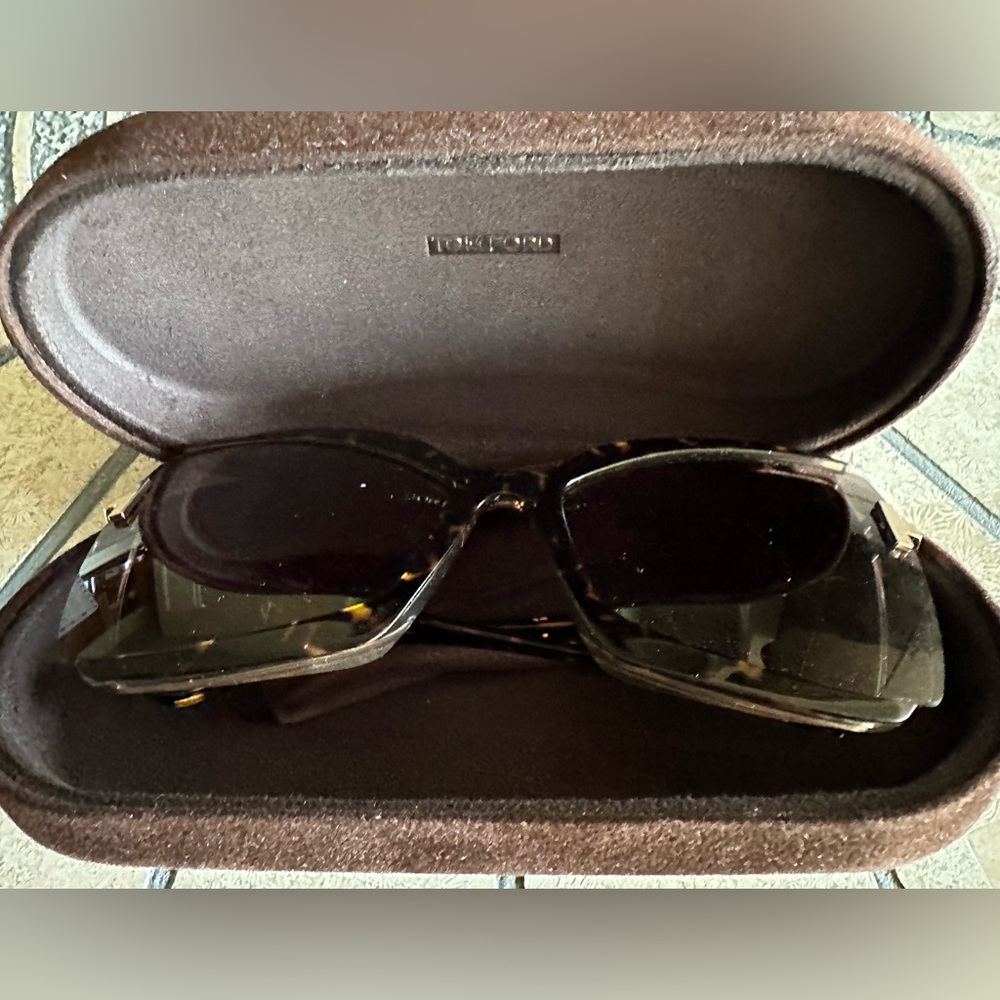 Cat eye sunglasses